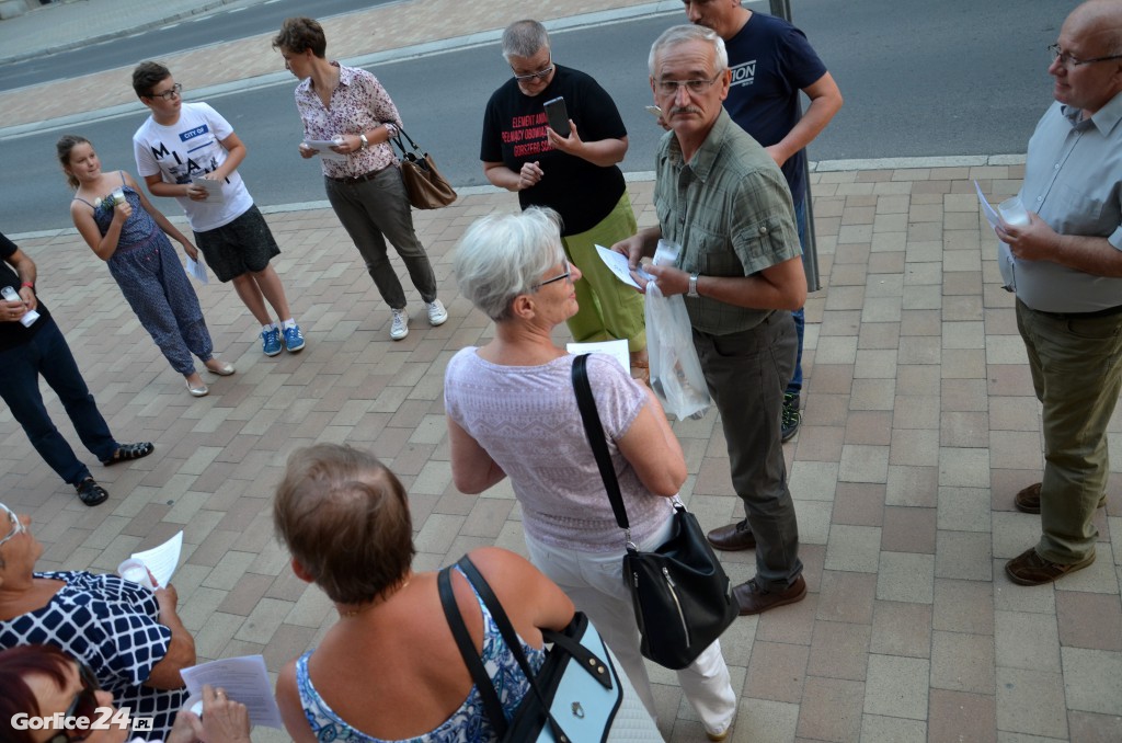 Gorlice: pikieta KOD pod Sądem