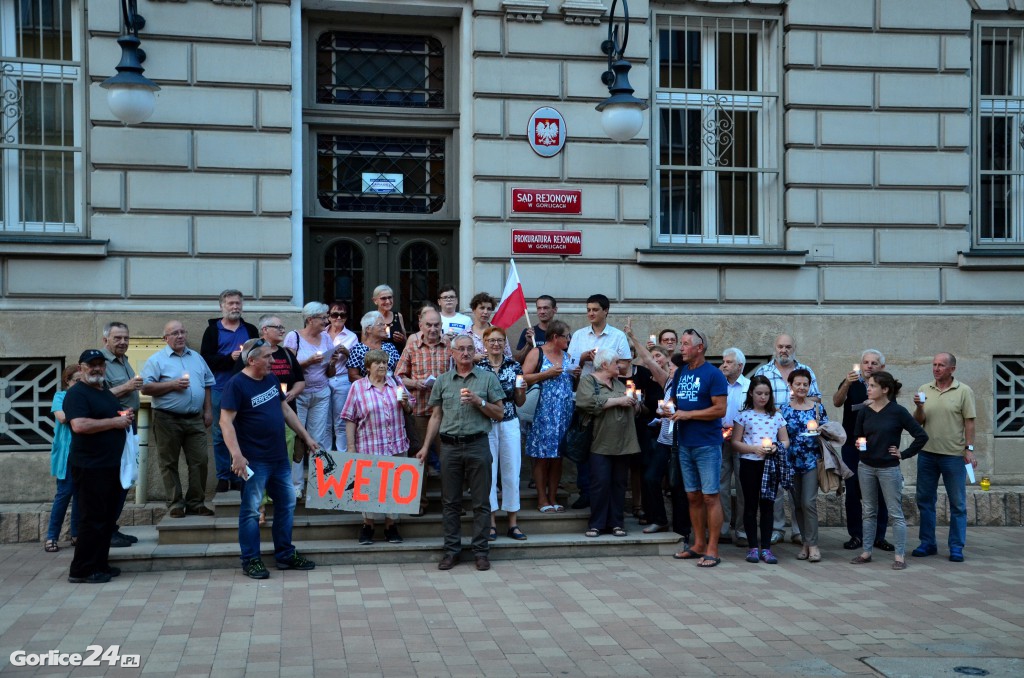 Gorlice: pikieta KOD pod Sądem