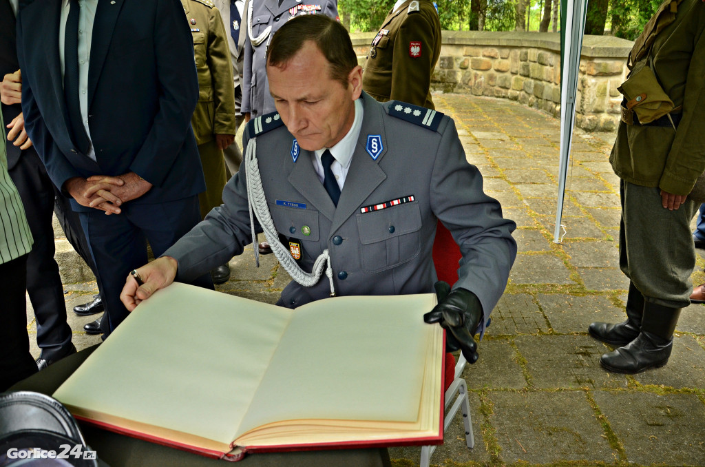 Hołd poległym na cmentarzu nr 91
