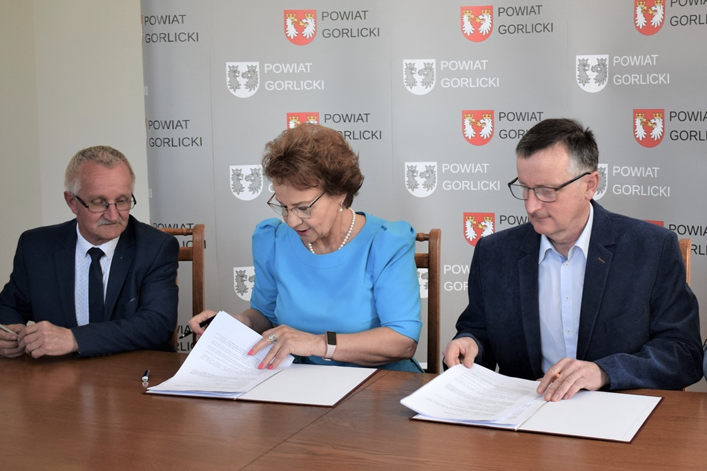 Podpisanie umów na dwie powiatowe inwestycje
