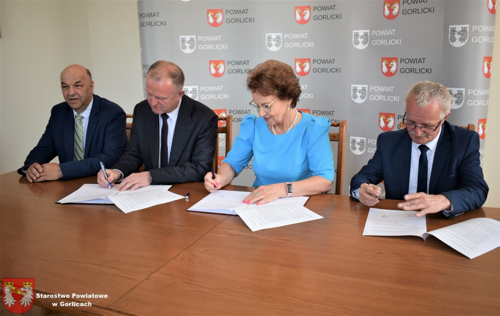 Podpisanie umów na dwie powiatowe inwestycje