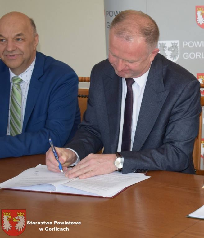 Podpisanie umów na dwie powiatowe inwestycje