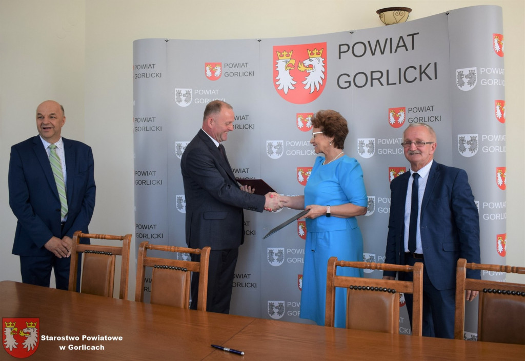 Podpisanie umów na dwie powiatowe inwestycje