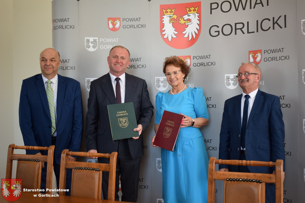 Podpisanie umów na dwie powiatowe inwestycje