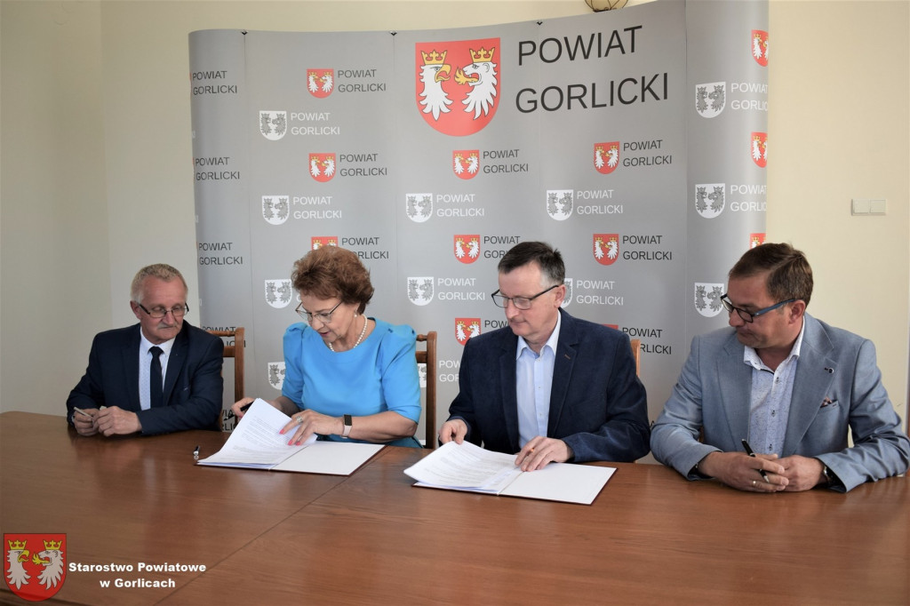 Podpisanie umów na dwie powiatowe inwestycje