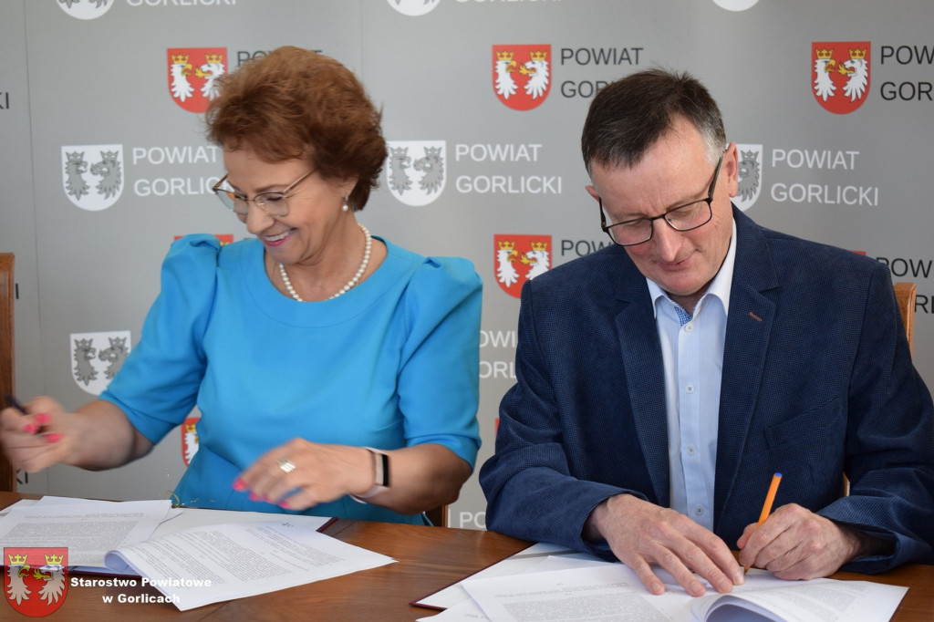 Podpisanie umów na dwie powiatowe inwestycje
