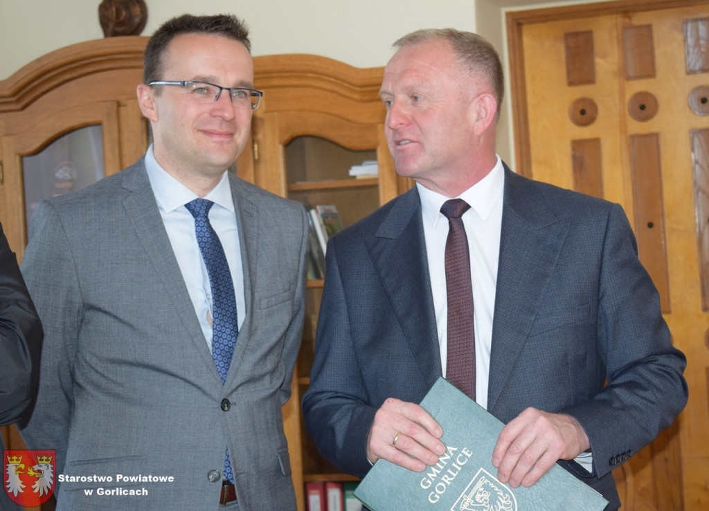 Podpisanie umów na dwie powiatowe inwestycje