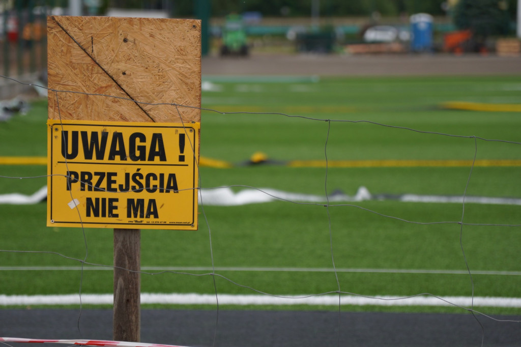Nowe boisko ze sztuczną nawierzchnią - końcówka prac