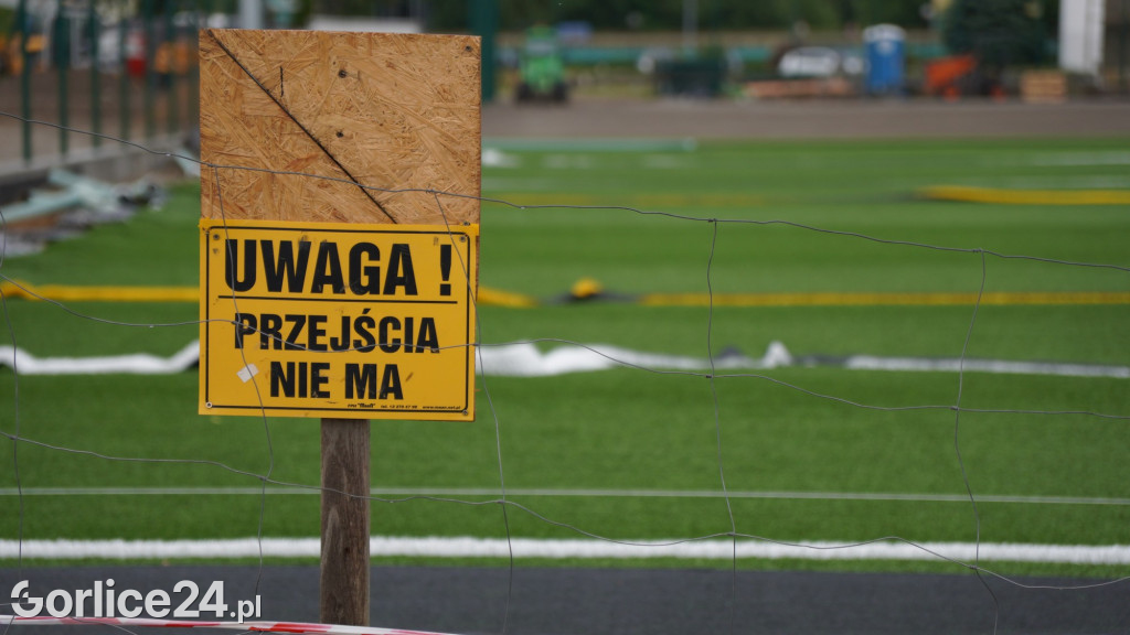 Nowe boisko ze sztuczną nawierzchnią - końcówka prac
