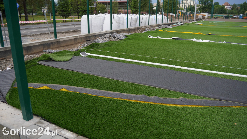 Nowe boisko ze sztuczną nawierzchnią - końcówka prac