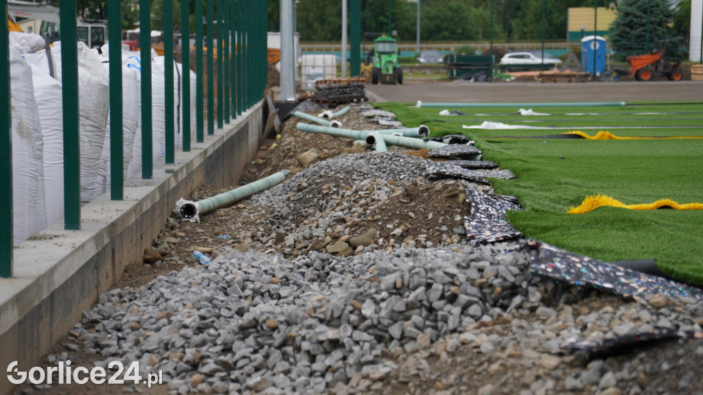 Nowe boisko ze sztuczną nawierzchnią - końcówka prac