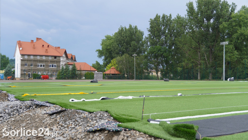 Nowe boisko ze sztuczną nawierzchnią - końcówka prac