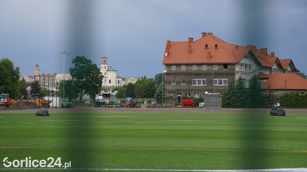 Nowe boisko ze sztuczną nawierzchnią - końcówka prac