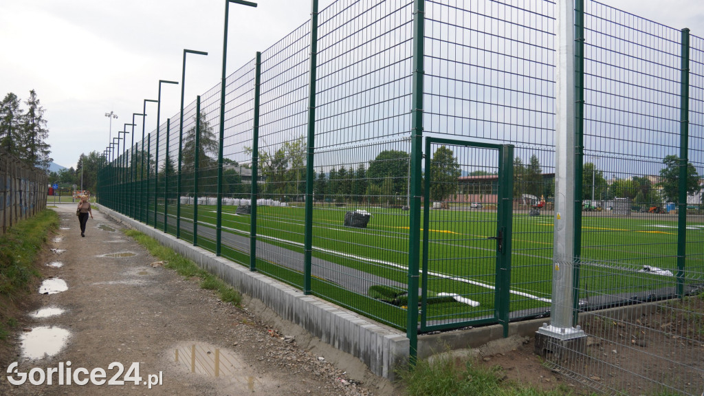 Nowe boisko ze sztuczną nawierzchnią - końcówka prac