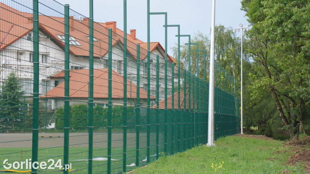 Nowe boisko ze sztuczną nawierzchnią - końcówka prac