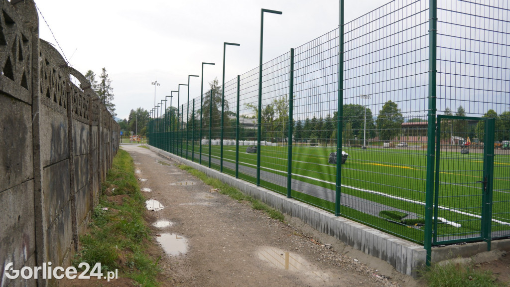 Nowe boisko ze sztuczną nawierzchnią - końcówka prac