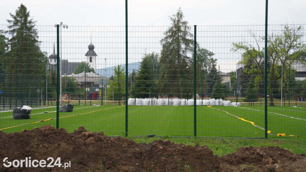 Nowe boisko ze sztuczną nawierzchnią - końcówka prac