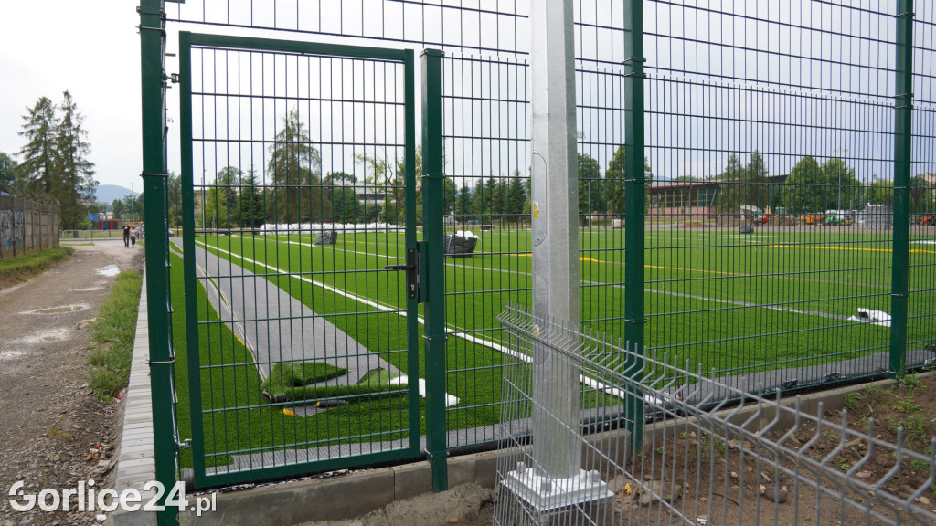 Nowe boisko ze sztuczną nawierzchnią - końcówka prac