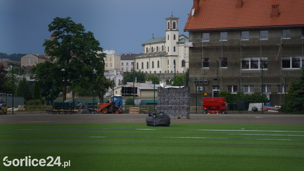 Nowe boisko ze sztuczną nawierzchnią - końcówka prac
