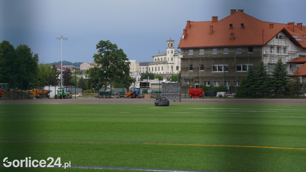 Nowe boisko ze sztuczną nawierzchnią - końcówka prac