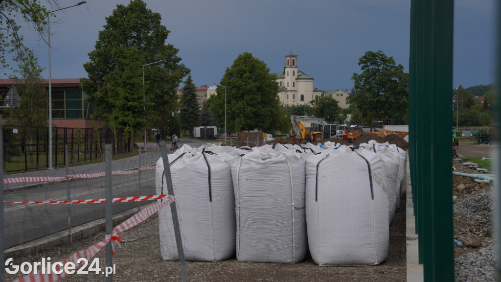 Nowe boisko ze sztuczną nawierzchnią - końcówka prac