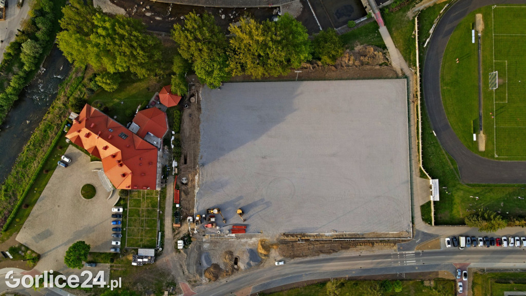 Nowe boisko ze sztuczną nawierzchnią - końcówka prac