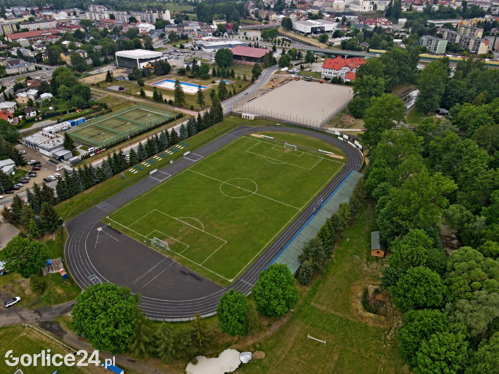 Nowe boisko ze sztuczną nawierzchnią - końcówka prac