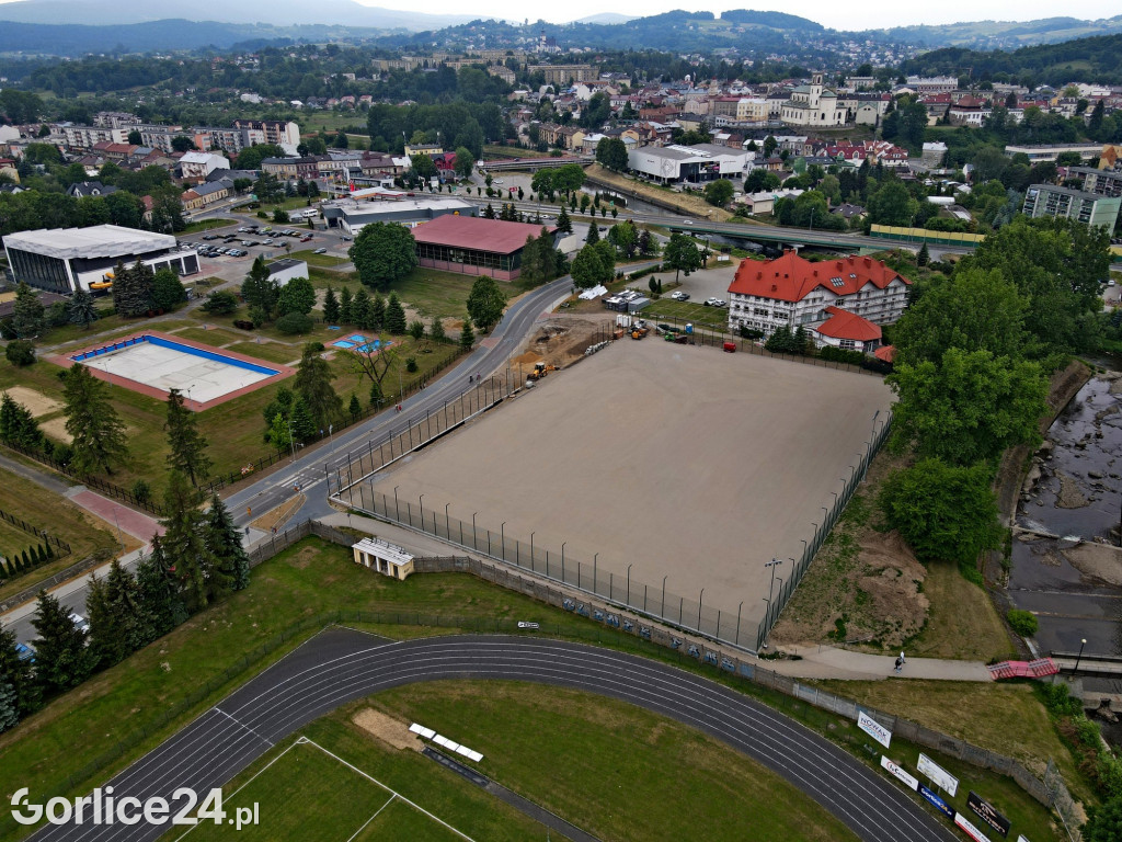 Nowe boisko ze sztuczną nawierzchnią - końcówka prac