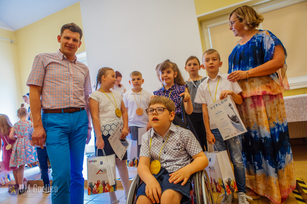 Dzieci tworzą mówiące i świecące lampy naftowe!