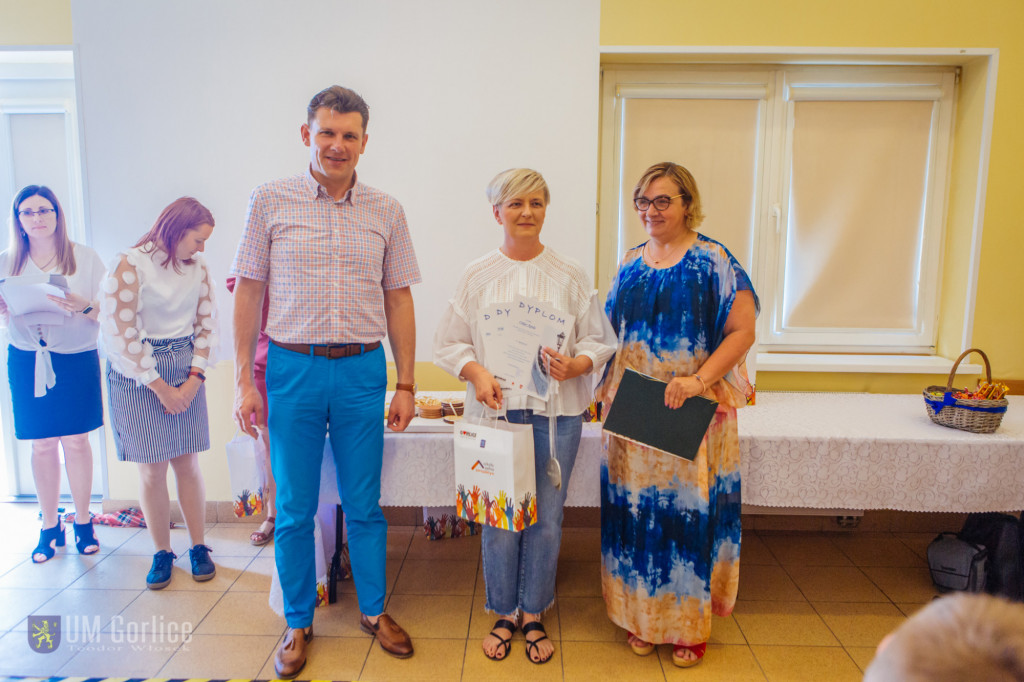 Dzieci tworzą mówiące i świecące lampy naftowe!