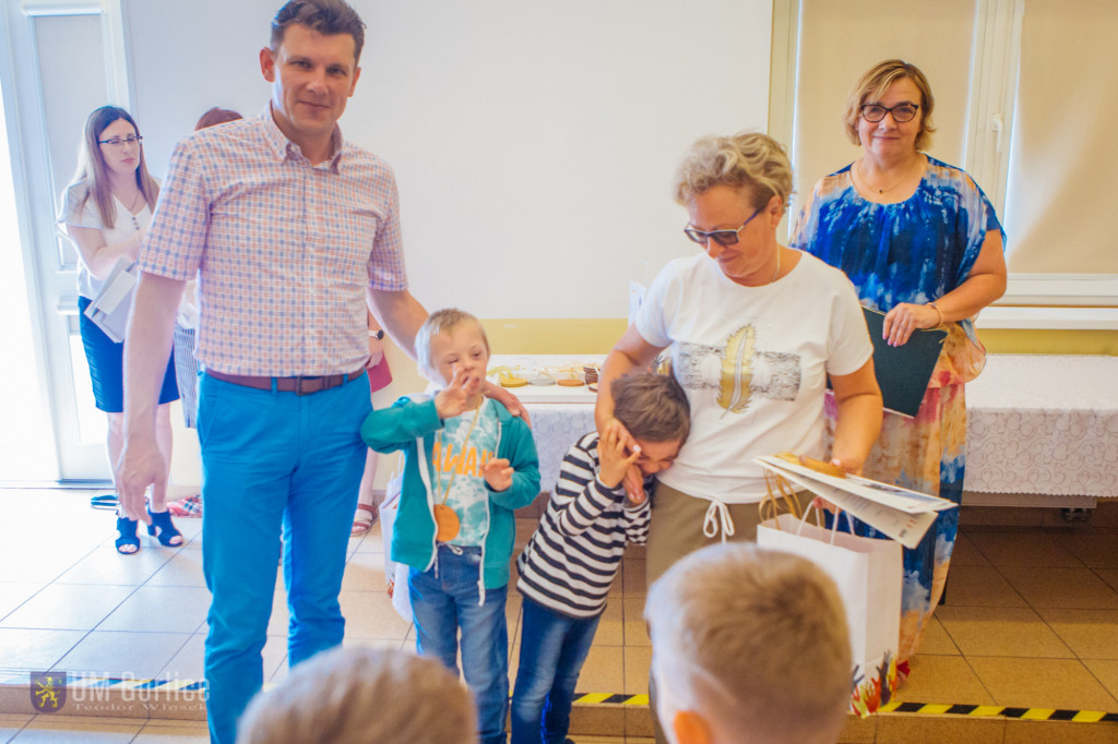 Dzieci tworzą mówiące i świecące lampy naftowe!