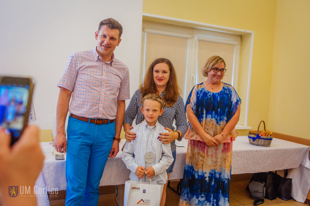 Dzieci tworzą mówiące i świecące lampy naftowe!