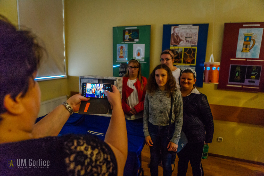 Dzieci tworzą mówiące i świecące lampy naftowe!