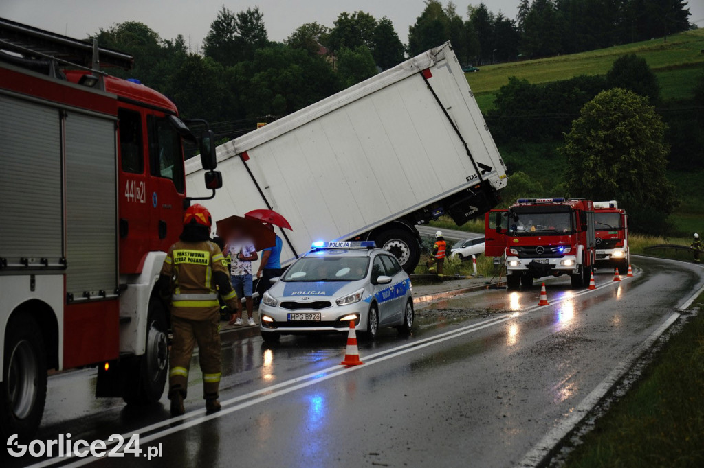 Łużna. TIR wypadł z drogi 28.06.