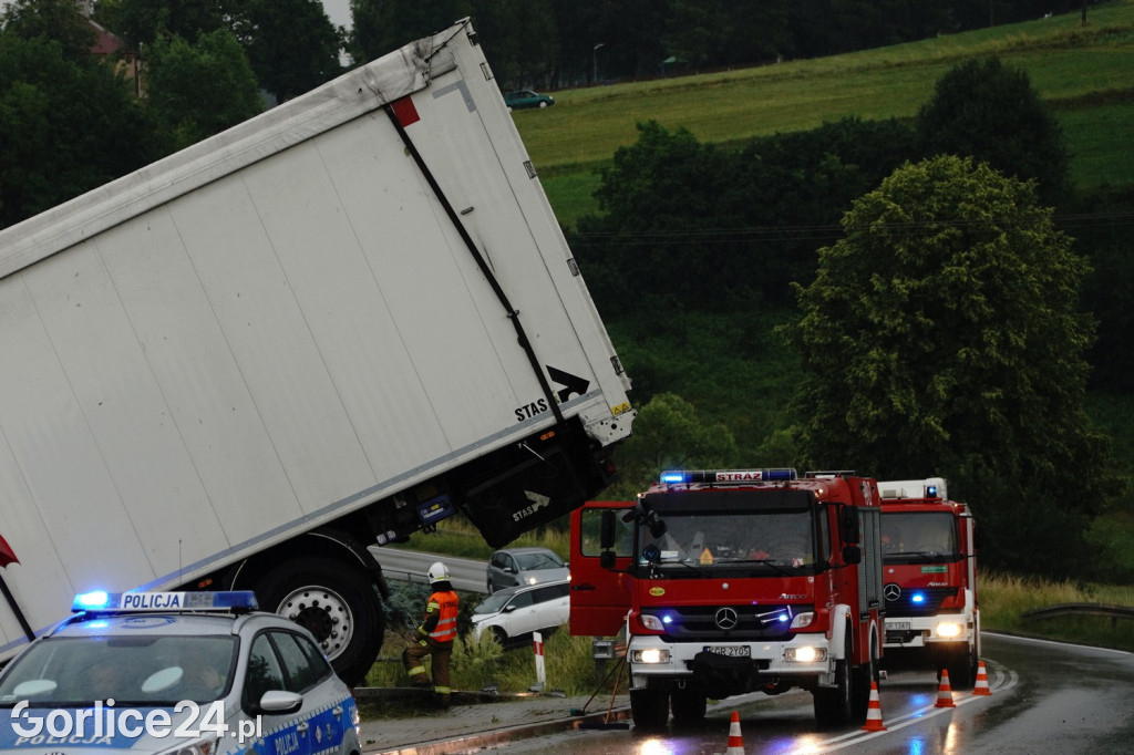 Łużna. TIR wypadł z drogi 28.06.
