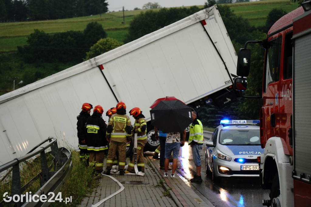 Łużna. TIR wypadł z drogi 28.06.