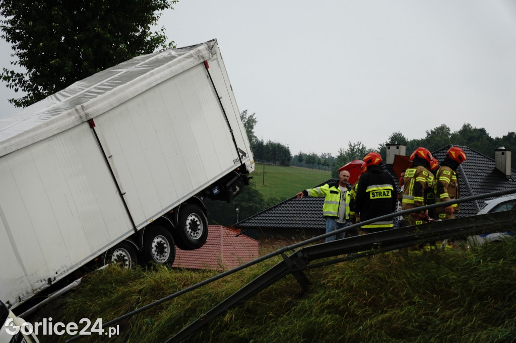 Łużna. TIR wypadł z drogi 28.06.