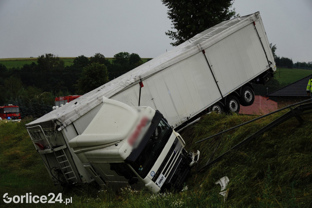 Łużna. TIR wypadł z drogi 28.06.