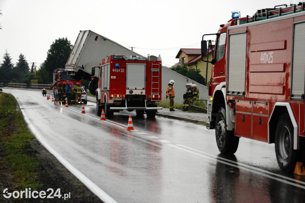 Łużna. TIR wypadł z drogi 28.06.