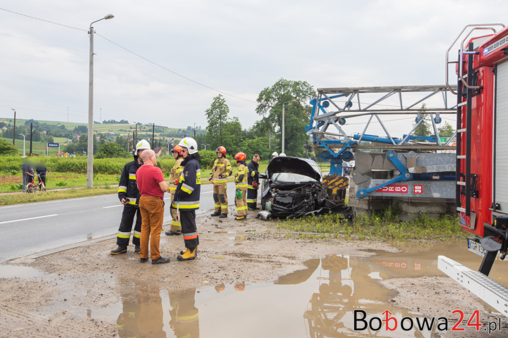 Bobowa. Kierująca wjechała w dźwig na poboczu