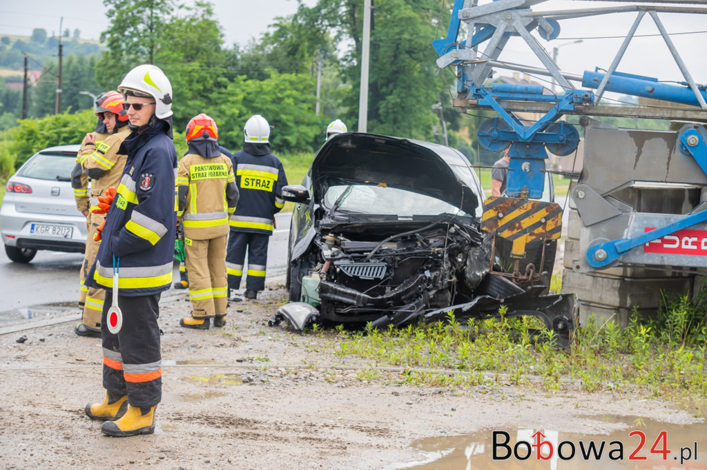 Bobowa. Kierująca wjechała w dźwig na poboczu