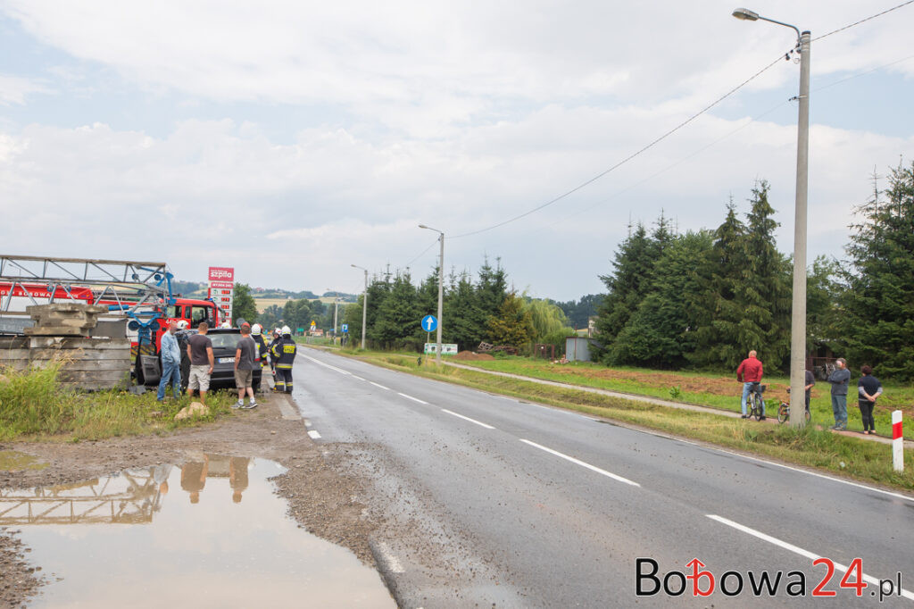 Bobowa. Kierująca wjechała w dźwig na poboczu