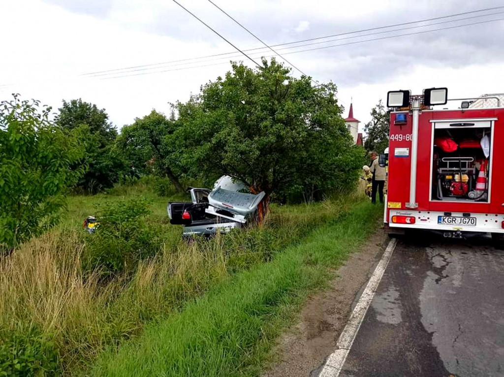 Moszczenica. Uderzyła peugeotem w drzewo