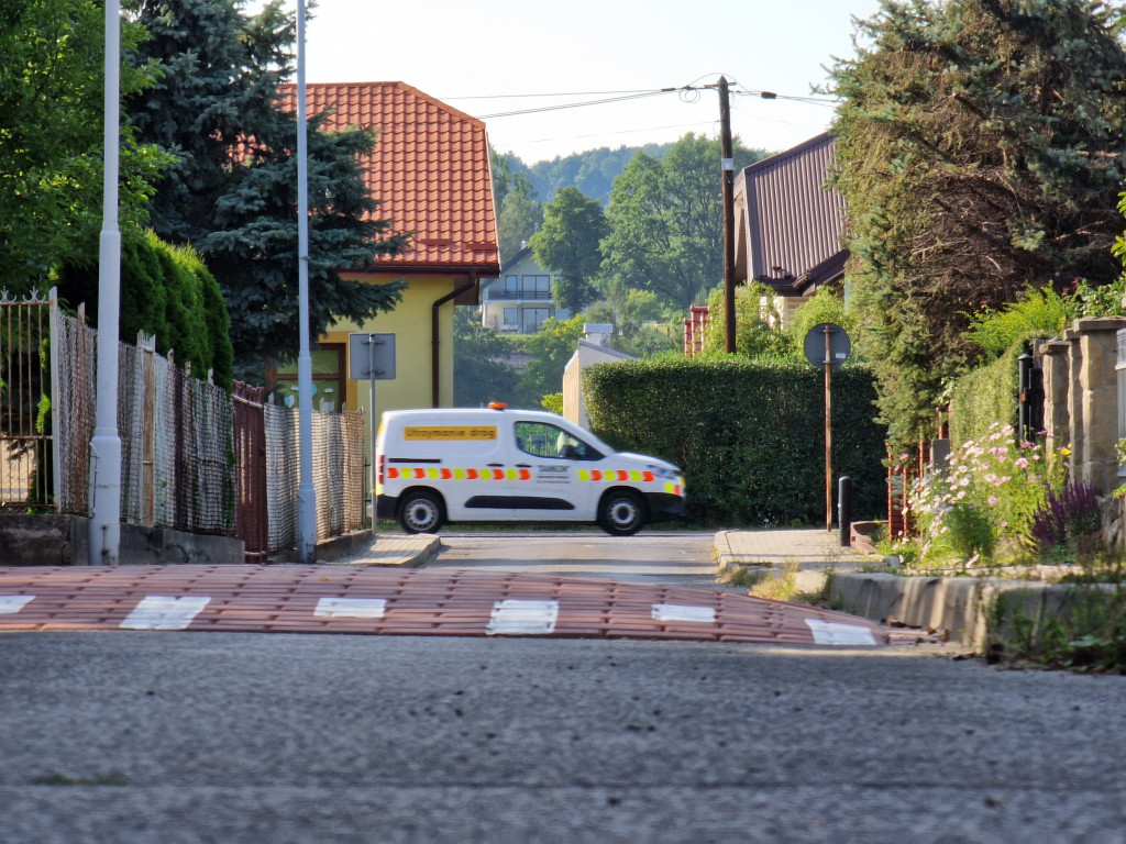 Nowy próg zwalniający na ul. Broniewskiego