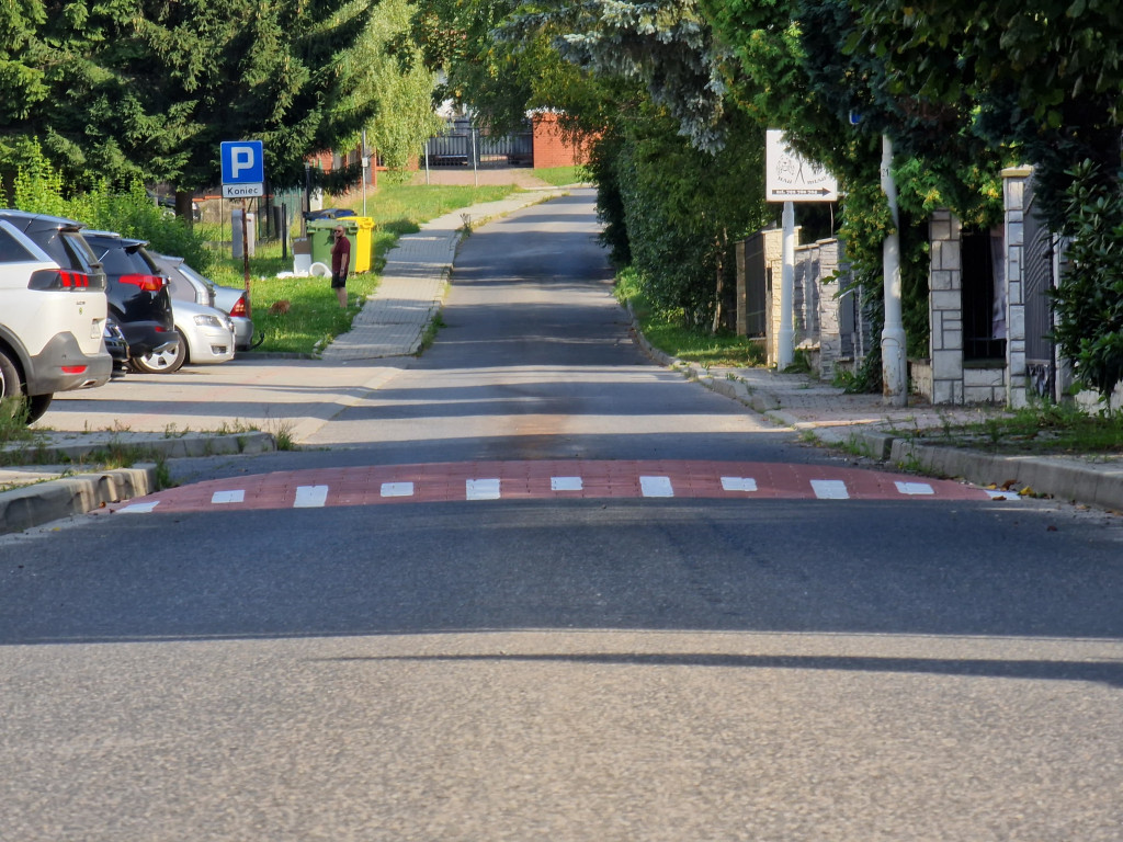 Nowy próg zwalniający na ul. Broniewskiego