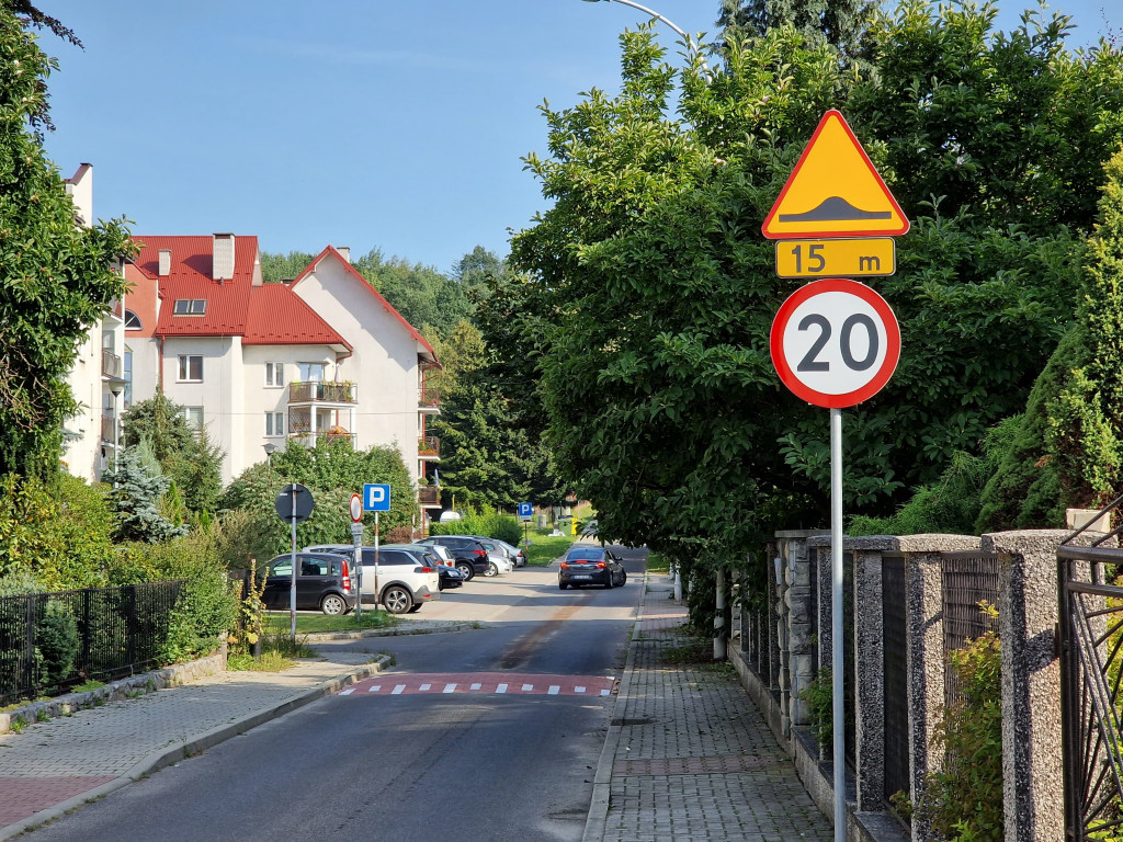 Nowy próg zwalniający na ul. Broniewskiego