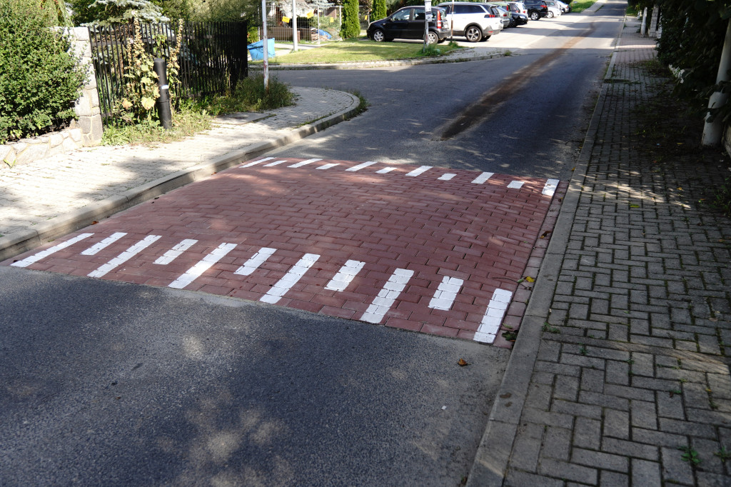 Nowy próg zwalniający na ul. Broniewskiego