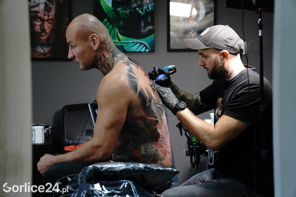Artur Szpilka tatuuje się w HaliTattoo
