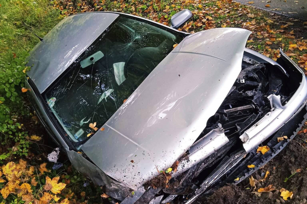 Brunary. Na łuku drogi VW wypadł z drogi