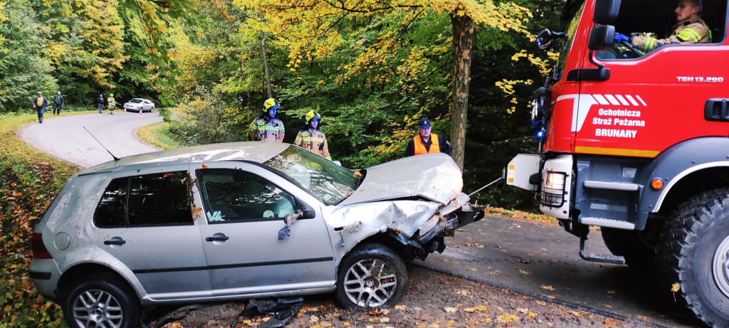 Brunary. Na łuku drogi VW wypadł z drogi